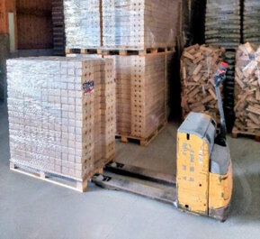 Brennholz auf Palette